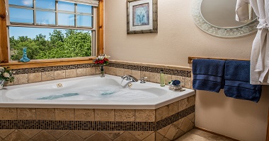 Corner jacuzzi tub with a view of the canyons